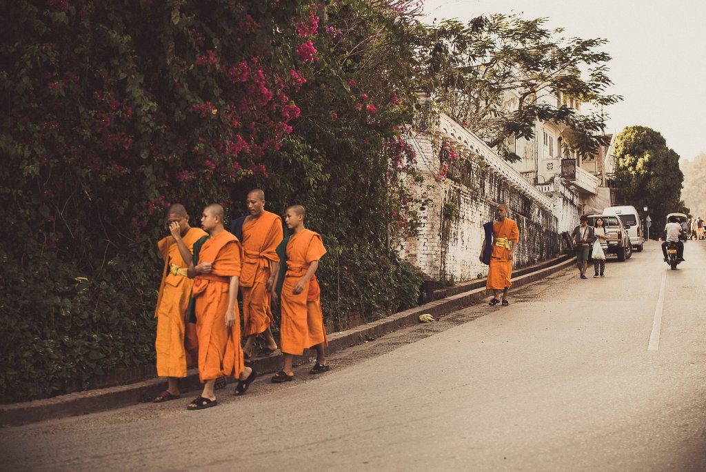 Jeunes moines dans les rues de Louang Prabang