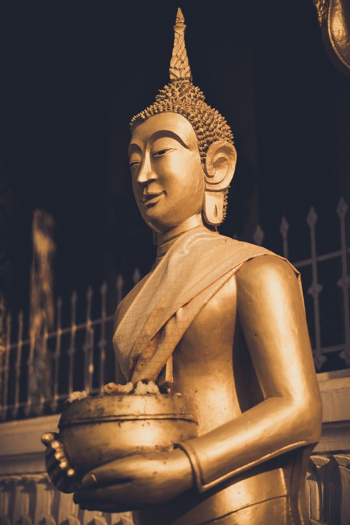 Statue dorée de Bouddha