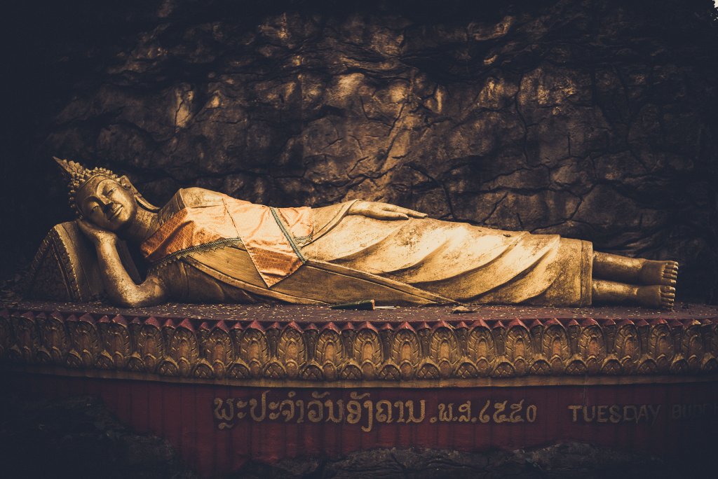 Statue dorée de Bouddha couché