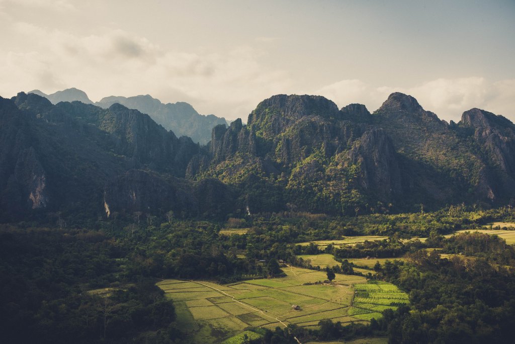 Vue sur les montagnes à Vang Vien