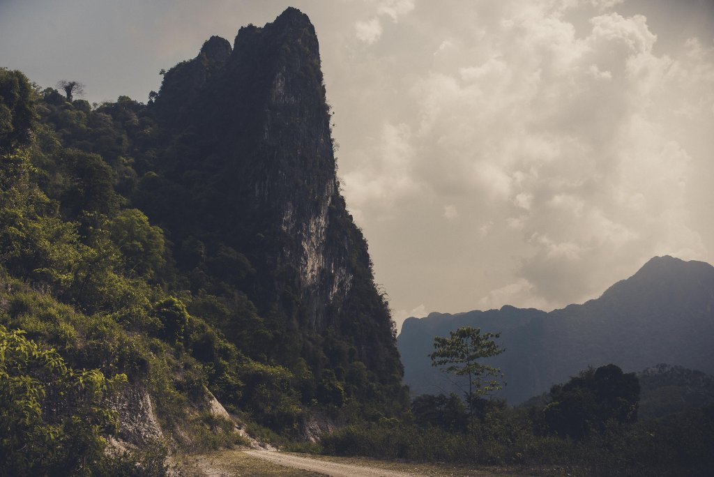 Vue sur les montagnes à Vang Vien