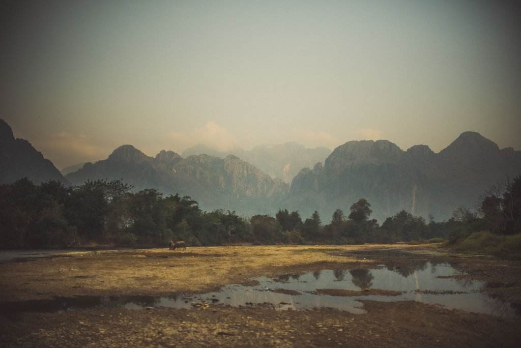 Vue sur les montagnes à Vang Vien