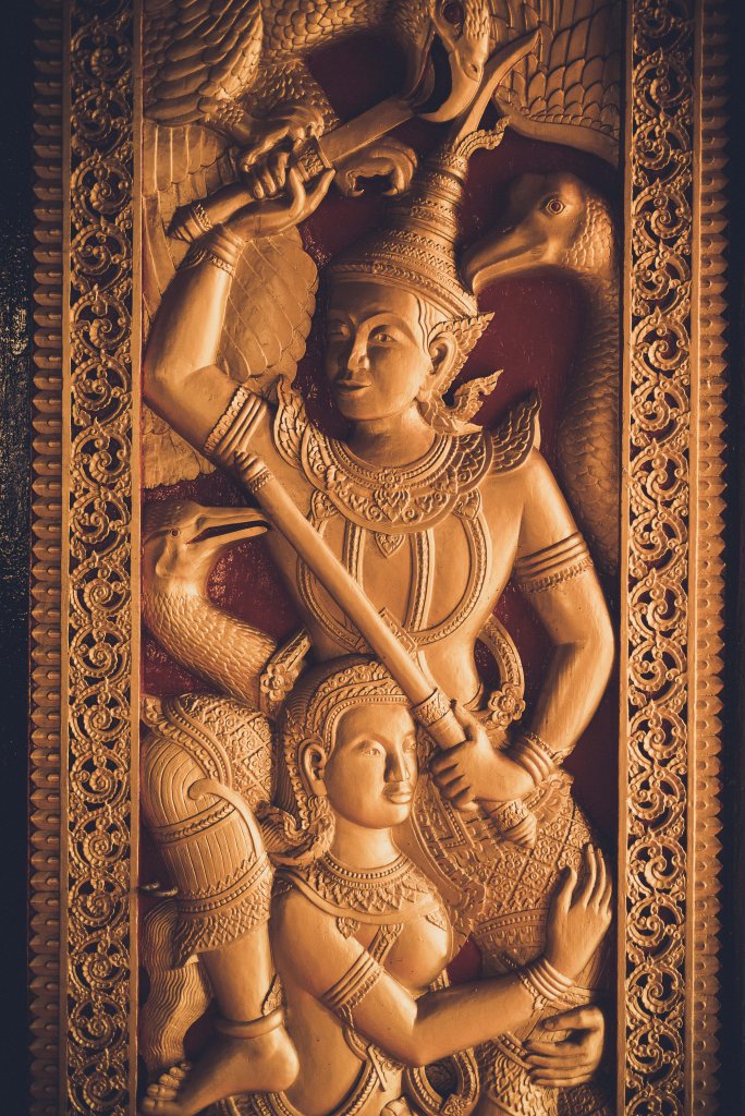 Porte sculptée d'un temple Bouddhiste