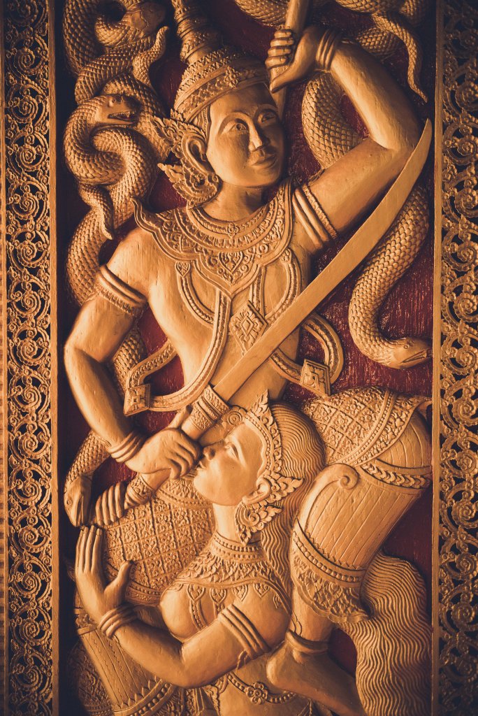 Porte sculptée d'un temple Bouddhiste