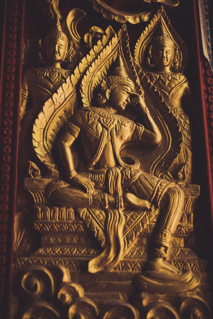 Porte sculptée d'un temple Bouddhiste