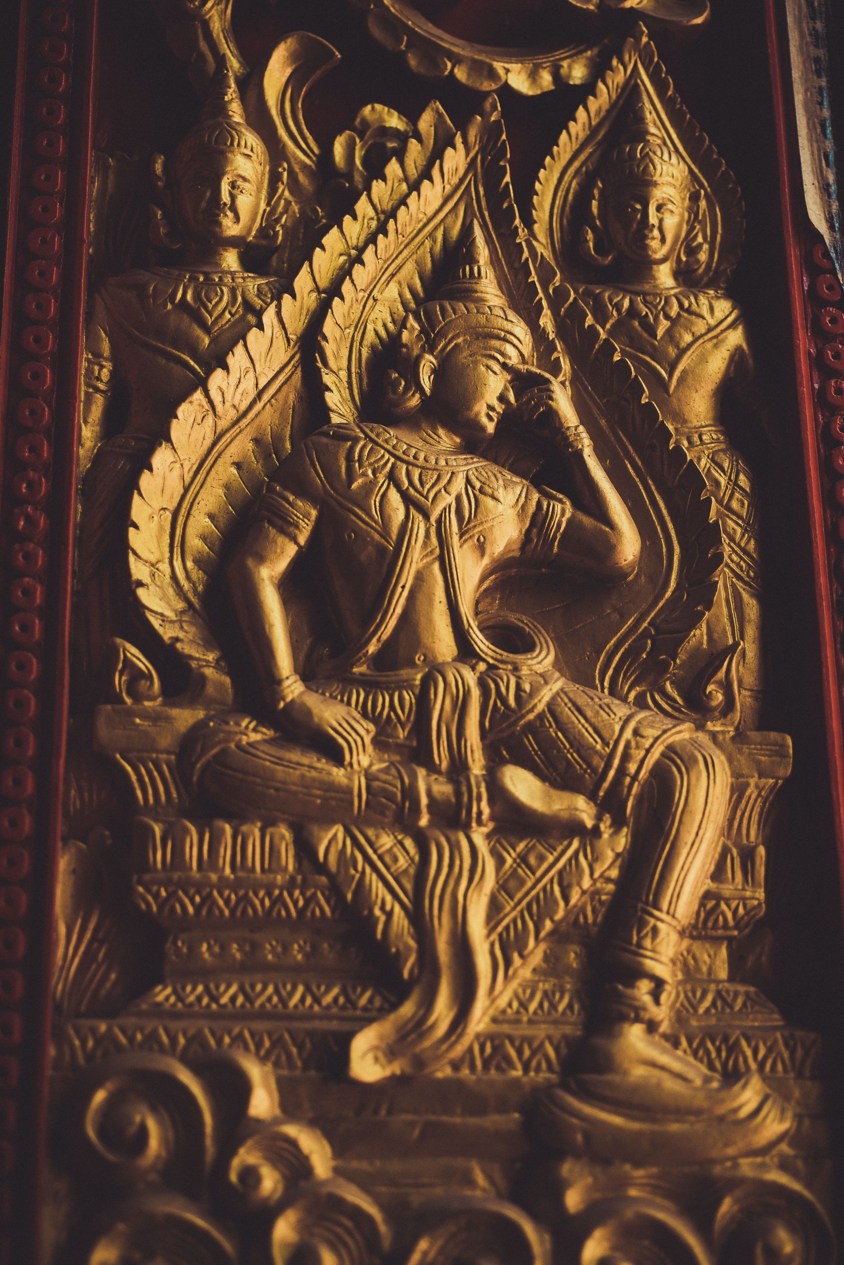 Porte sculptée d'un temple Bouddhiste