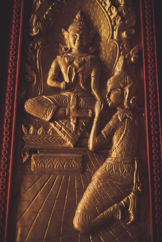 Porte sculptée d'un temple Bouddhiste