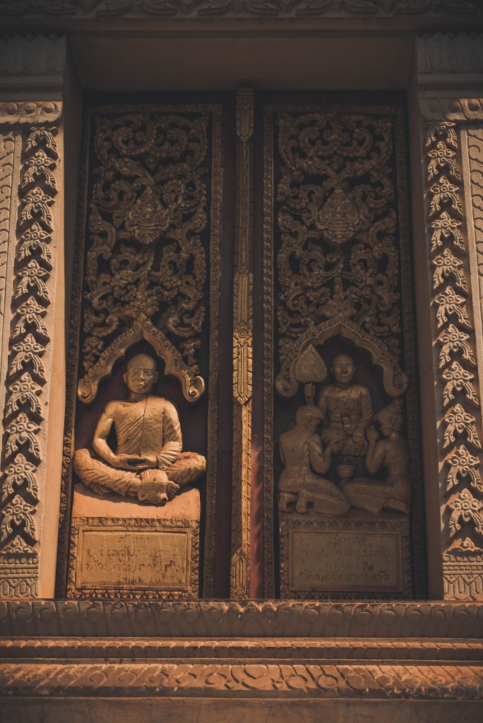 Porte sculptée d'un temple Bouddhiste