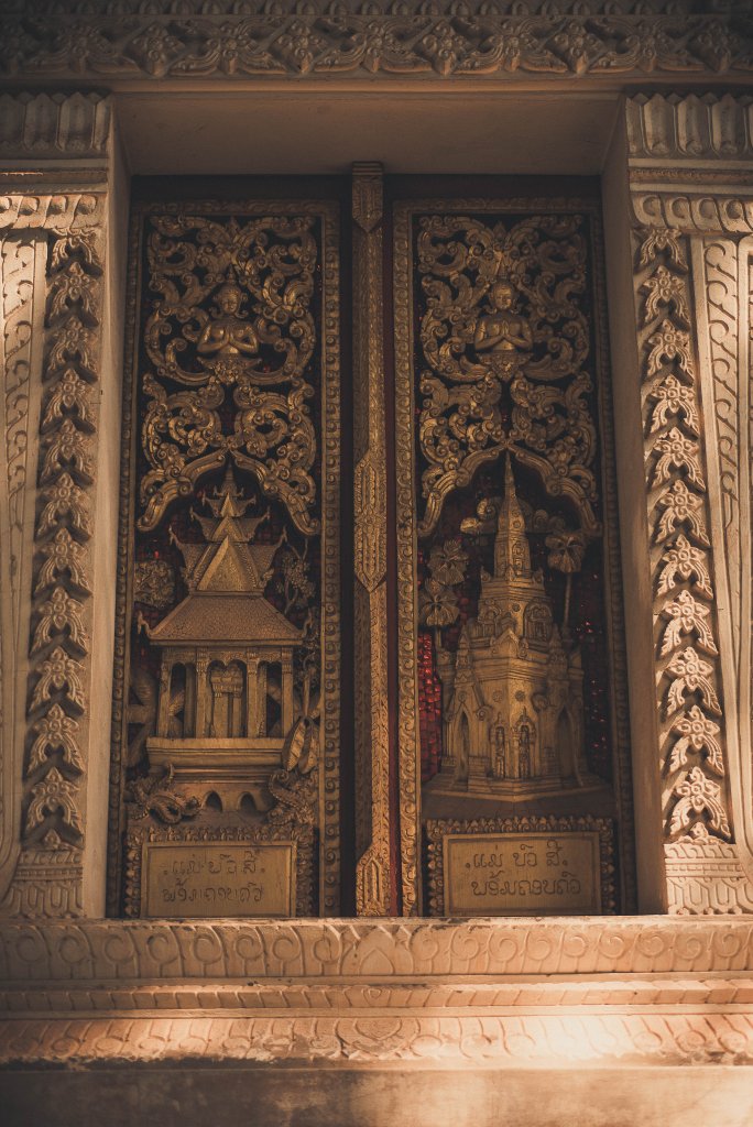 Porte sculptée d'un temple Bouddhiste