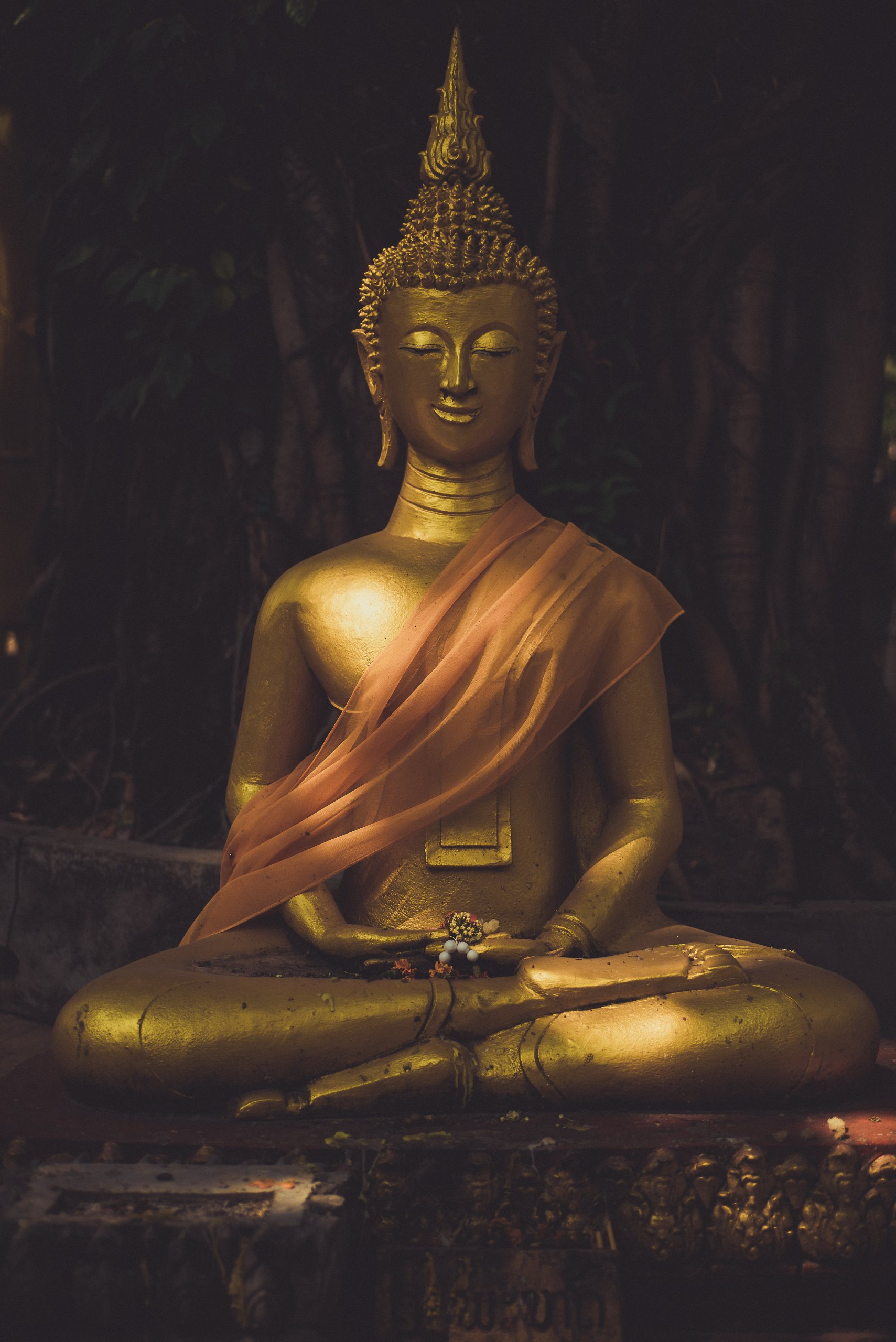 Statue dorée de Bouddha