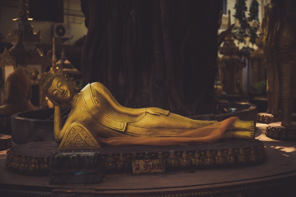 Statue dorée de Bouddha couché
