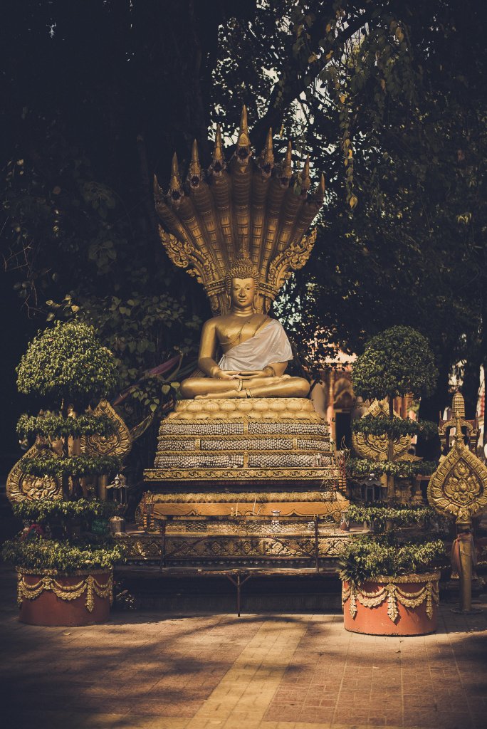 Statue dorée de Bouddha